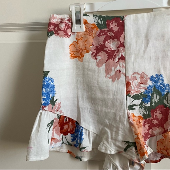 White Floral Shorts - Picture 3 of 10